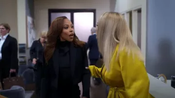 Pinko Samoa Spencer Short Fringe Blazer porté par Andrea 'Andi' Barnes (KJ Smith) comme on le voit dans Sistas de Tyler Perry (S07E03)