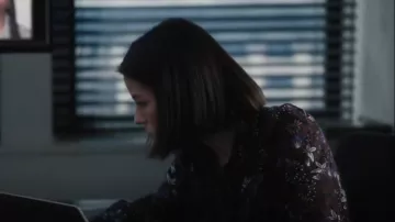 Chemise en soie et coton imprimé Wild Meadow ME+EM portée par l’analyste Elise Taylor (Vedette Lim) dans FBI (S06E01)