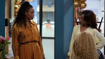 Camisa de satén de manga larga bordada usada por Sabrina Hollins (Novi Brown) como se ve en Sistas de Tyler Perry (S07E03)