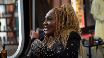 NBD Rhea Blazer usado por Daniella 'Danni' King (Mignon Von) como se ve en Sistas de Tyler Perry (S07E03)