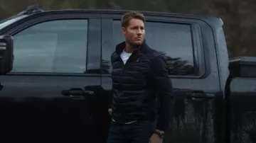 Veste en duvet Jayden Mixed Media portée par Colter Shaw (Justin Hartley) comme on le voit dans Tracker (S01E02)