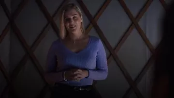 Le pull en maille côtelée lilas de Kooples porté par Erika (Marley Shelton) comme on le voit dans Tracker (S01E02)