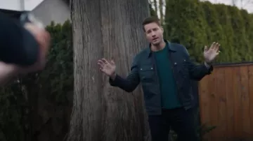 Surchemise à fermeture éclair déperlante Belstaff Tour portée par Colter Shaw (Justin Hartley) comme on le voit dans Tracker (S01E02)