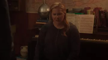 Faherty Cloud Henley en noir délavé porté par Beth (Amy Schumer) comme on le voit dans Life & Beth (S02E05)