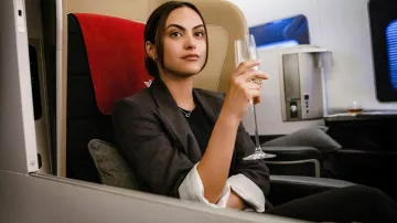 Veste blazer grise portée par Ana (Camila Mendes) comme on le voit dans le film Upgraded