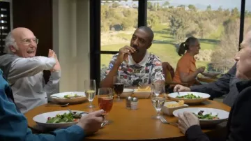 Polo de Supreme Labels usado por Leon Black (J. B. Smoove) como se ve en Curb Your Enthusiasm (T12E03)