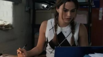 Gilet pull tricoté Argyle porté par Ana (Camila Mendes) en Amélioré