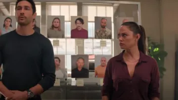 Chemisier prune James Perse porté par Jane Tennant (Vanessa Minnillo) comme on le voit dans NCIS : Hawaï (S03E02)