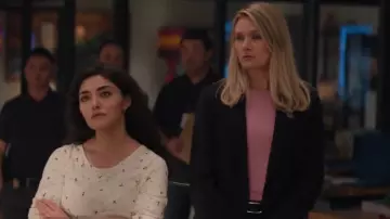 Pull à col rond en cachemire J Crew Classic-Fit en orchidée rose porté par Kate Whistler (Tori Anderson) comme on le voit dans NCIS : Hawaï (S03E02)