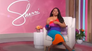 Vestido de un hombro BruceGlen Burst Colorblock usado por Sherri Shepherd como se ve en Sherri el 15 de febrero de 2024