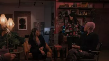 Blusa con estampado floral de Ted Baker Meggha usada por Leanna Nance (Theresa Wong) como se ve en The Irrational (T01E11)