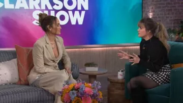 Veste Rabanne découpée portée par Jennifer Lopez dans The Kelly Clarkson Show le 19 février 2024