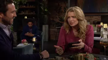 Vestido Ba&sh Batz en rosa usado por Summer Newman (Allison Lanier) como se ve en The Young and the Restless el 13 de febrero de 2024