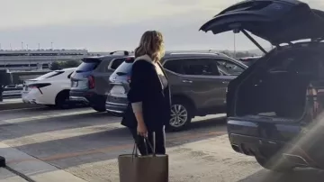 Cinq à Sept Chaqueta Khloé con capucha usada por Robyn Dixon como se ve en The Real Housewives of Potomac (T08E13)