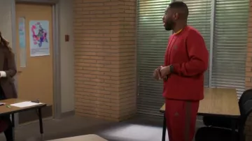 Pantalones de chándal Adidas Red Men usados por Malcolm Butler (Sheaun McKinney) como se ve en The Neighborhood (T06E02)
