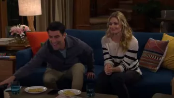 Suéter de punto básico de Zara en blanco marino usado por Gemma Johnson (Beth Behrs) como se ve en The Neighborhood (T06E02)