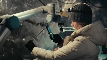 Mechanix gloves in black worn by Liz Danvers (Jodie Foster) in True Detective (S04E06)