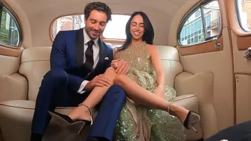 Jimmy Choo Saeda 100 zapatos de tacón de gamuza adornados con cristales en negro usados por Maria Georgas como se ve en The Bachelor (T28E06)