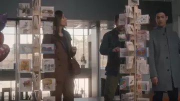Pantalon à carreaux Akris Punto Glen porté par le Dr Sam Griffith (Sophia Bush) tel qu’on le voit dans Good Sam (S01E11)