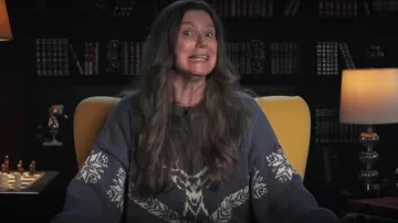 Pull Raindeer vintage porté par Donna Hartt comme on le voit dans Les Traîtres Canada (S01E01)