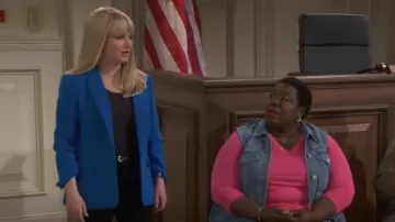 Chaqueta Hobbs London Suki de un solo botón usada por Abby Stone (Melissa Rauch) como se ve en Night Court (S02E09)