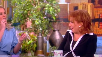 Camisa con botones de algodón Cinq A Sept Jaden usada por Joy Behar como se ve en The View el 19 de febrero de 2024