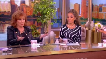 L’Agence Jayde Veste en cuir sans col portée par Joy Behar vue dans The View le 20 février 2024