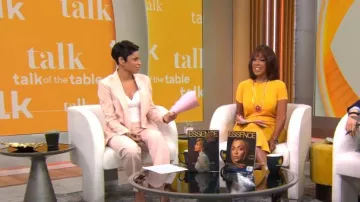 White House Black Market The Relaxed Blazer In Rose Smoke worn by Jericka Duncan as seen in CBS Mornings on  February 20, 2024