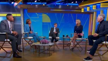 Pantalones rectos de algodón y pana de Victoria Beckham usados por Robin Roberts como se ve en Good Morning America el 21 de febrero de 2024