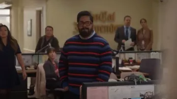 Suéter de cuello redondo de manga larga de Paul Smith usado por Dennis (Josh Banday) como se ve en Not Dead Yet (S02E03)