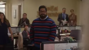 Pull à col rond à manches longues Paul Smith porté par Dennis (Josh Banday) comme on le voit dans Not Dead Yet (S02E03)