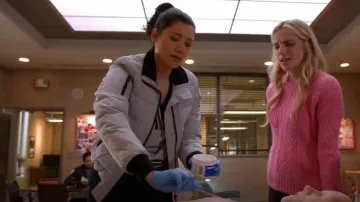 Moose Knuckles Onyx Ladriere Bomber usado por Violet Mikami (Hanako Greensmith) como se ve en Chicago Fire (T12E05)