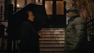 Gabardina larga Burberry Heritage Chelsea usada por Sharon Goodwin (S. Epatha Merkerson) vista en Chicago Med (S09E05)