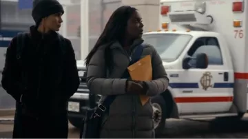 Parka Canada Goose Aurora en armoise portée par Maggie Lockwood (Marlyne Barrett) vue dans Chicago Med (S09E05)