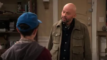 Chaqueta de cuatro bolsillos de gamuza Michael Kors usada por Jim Kearney (Jon Cryer) como se ve en Extended Family (S01E09)