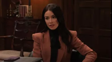 Alex Perry Landon Blazer cruzado usado por Julia Mariano (Abigail Spencer) como se ve en Familia Extendida (T01E07)