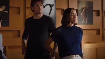 Pull bleu marine Stena de Ted Baker porté par Sarah Truong (Mayko Nguyen) comme on le voit dans Hudson & Rex (S06E07)