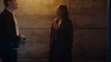 Trench de algodón Burberry Westminster usada por Sarah Truong (Mayko Nguyen) como se ve en Hudson & Rex (S06E07)