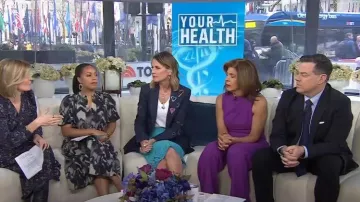 Cinq a Sept Cheyenne Denim Blazer usado por Savannah Guthrie como se ve en Today el 21 de febrero de 2024