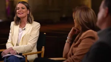 Veronica Beard Danielle Dickey Blazer usado por Savannah Guthrie visto en Today el 21 de febrero de 2024
