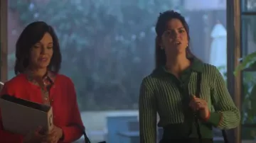 Cárdigan verde con cuello escocés y soda usado por Callie Adams Foster (Maia Mitchell) como se ve en Good Trouble (T05E18)