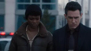 French Connection Abrigo acolchado de cuero vegano usado por la agente especial Tiffany Wallace (Katherine Renee Turner) como se ve en FBI (S06E02)