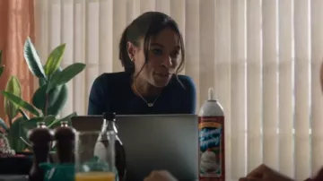 Collier Kendra Scott Elisa porté par Charlotte Gaines (Fedna Jacquet) dans FBI : Most Wanted (S05E02)