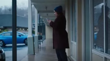 A través de Spiga Walker Abrigo de mezcla de lana de botonadura simple usado por la agente especial Hana Gibson (Keisha Castle-Hughes) como se ve en FBI: Most Wanted (S05E02)