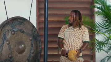 Polo con estampado de Asos usado por Rebecca Calb como se ve en Couple to Throuple (S01E05)