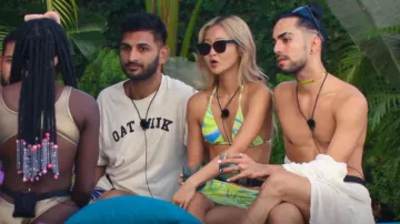 Conjuntos de bikini genéricos usados por Ash como se ve en Couple to Throuple (S01E05)