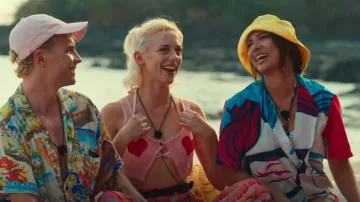 Camisa de manga corta Zaful usada por Denyse Davis como se ve en Couple to Throuple (S01E06)