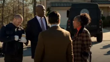 Gabardina con cinturón a cuadros de Victoria Beckham usada por Amanda Wagner (Sonja Sohn) como se ve en Will Trent (S02E01)