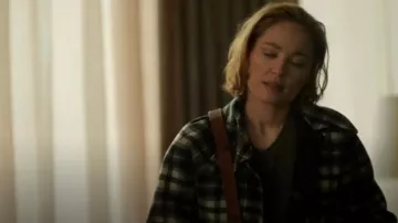 Rachel Comey Albie Manteau porté par Angie Polaski (Erika Christensen) dans Will Trent (S02E01)
