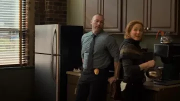 Rachel Comey Corey Cagoule Capelet portée par Angie Polaski (Erika Christensen) dans Will Trent (S02E01)